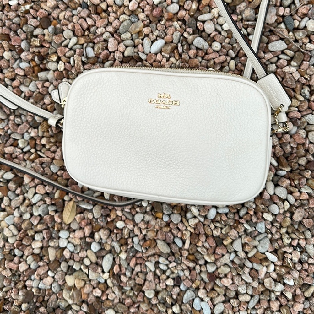 Beautiful leather shoulder purse with 2 separate compartments. Luxurious!